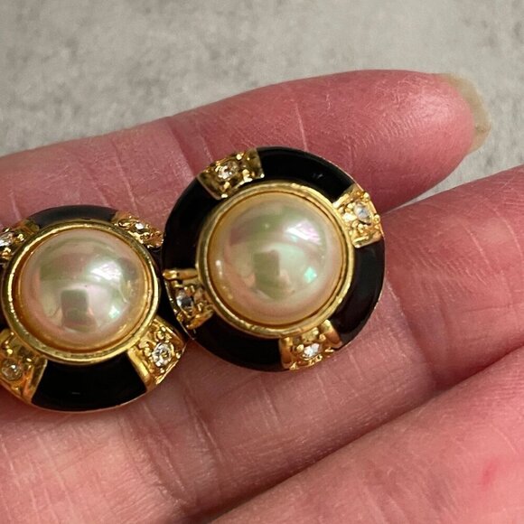 Vintage 90s Roman Black Enamel Mabe Faux Pearl Circle Dome Pierced Earrings - Picture 5 of 7